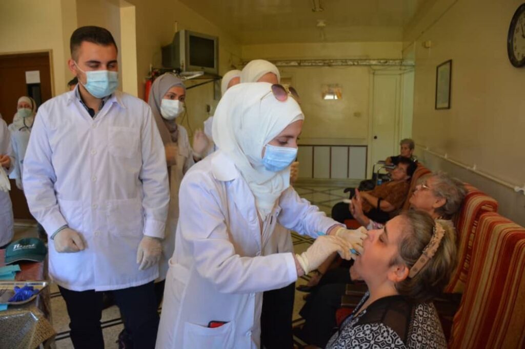 La Faculté d’Odontologie, à l’Université Al Baath, fournit un traitement gratuit aux patients résidant à la Maison Évangélique de Retraite.