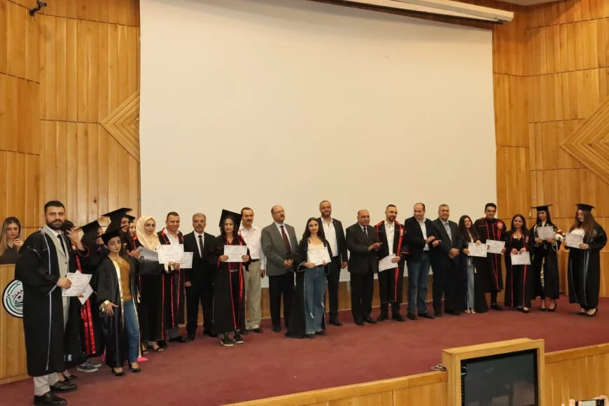 Une cérémonie de remise des diplômes en l'honneur de 145 étudiants et étudiantes de la promotion 2021-2022 à la Faculté de Droit