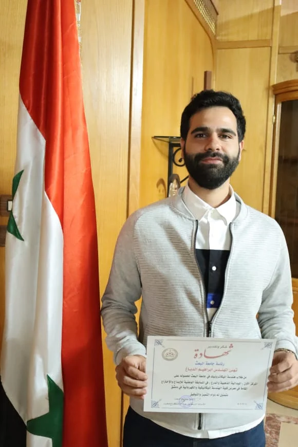 تكريم الطالب إبراهيم الدباغ الحائز على الميدالية الذهبية في معرض كلية الهندسة الميكانيكية والكهربائية جامعة في دمشق