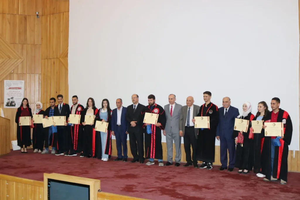 L'Université Al Baath honore /58/ étudiants majors dans les facultés de génie civil, architecture, éducation musicale et tourisme.
