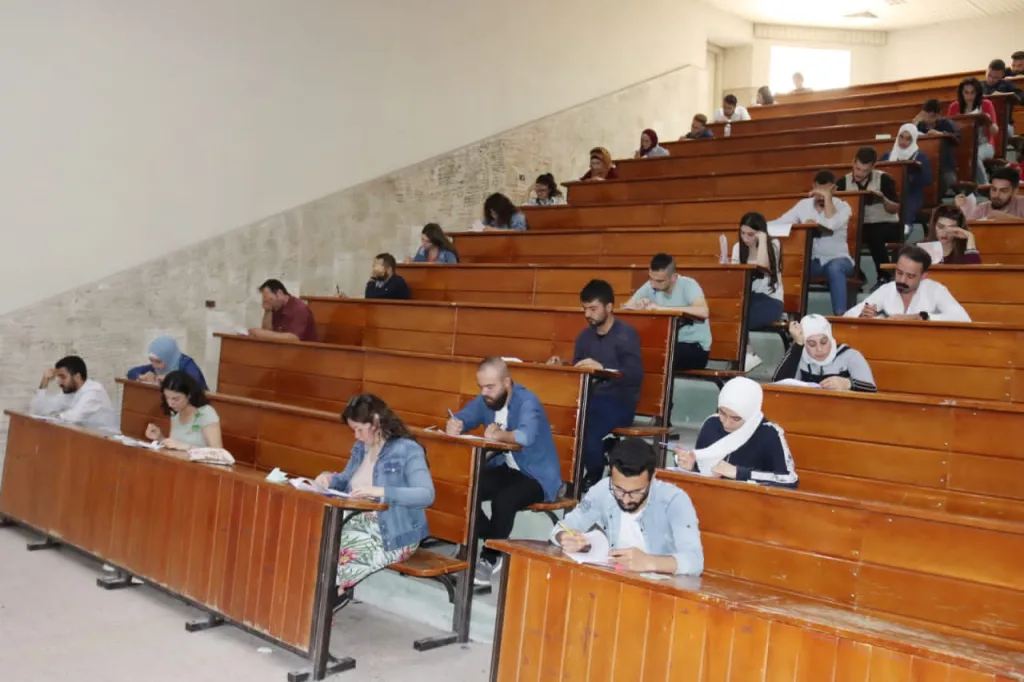 Environ (450) étudiants se sont présentés à l'examen de la langue étrangère pour s'inscrire au master à l'Université Al Baath