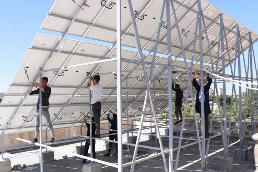 Installation d'un système photovoltaïque pour alimenter le centre de réseaux de l'Université Al Baath