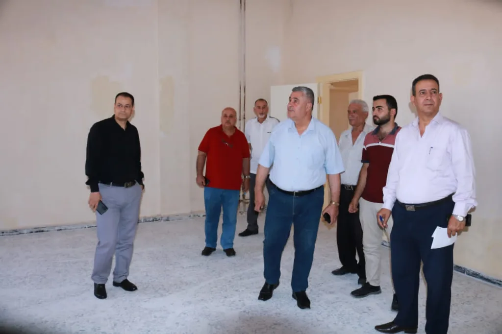 Une visite de terrain pour inspecter les projets de service à l'Université Al Baath