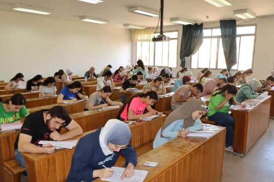 Le vice-ministre de l'Enseignement Supérieur et de la Recherche Scientifique inspecte l'examen du dernier jour de l'année préparatoire aux facultés médicales de l'Université Al Baath